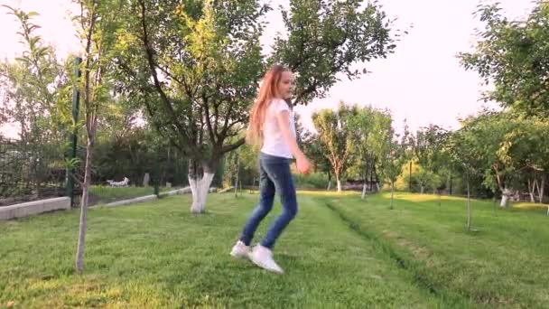 Feliz Infancia Una Niña Dulce Con Pelo Largo Dando Vueltas — Vídeos de Stock