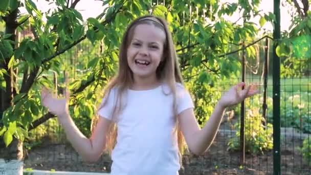 Μικρό Γλυκό Κορίτσι Μακριά Μαλλιά Χαμογελά Και Γελάει Ένα Καταπράσινο — Αρχείο Βίντεο