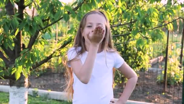 Słodka Dziewczynka Długimi Włosami Uśmiecha Się Sprawia Pocałunek Powietrza Serce — Wideo stockowe