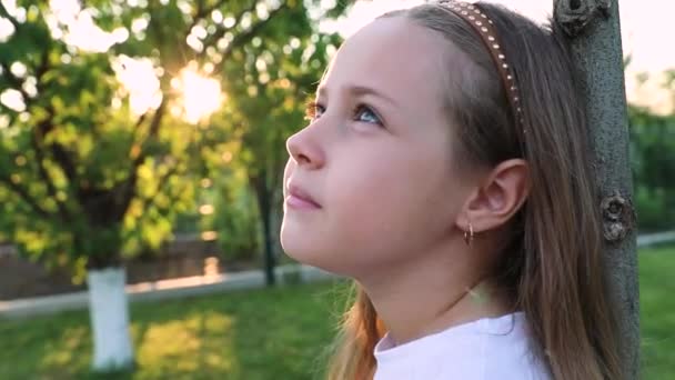 Uzun Saçlı Elinde Çiçekle Küçük Tatlı Bir Kız Gün Batımında — Stok video