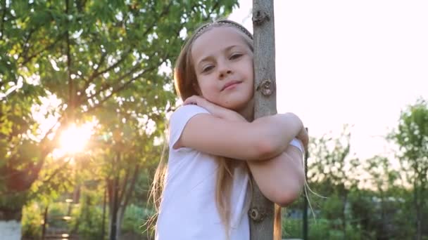 Mała Słodka Dziewczyna Przytula Drzewo Latem Zachód Słońca Miłość Dzieciństwo — Wideo stockowe