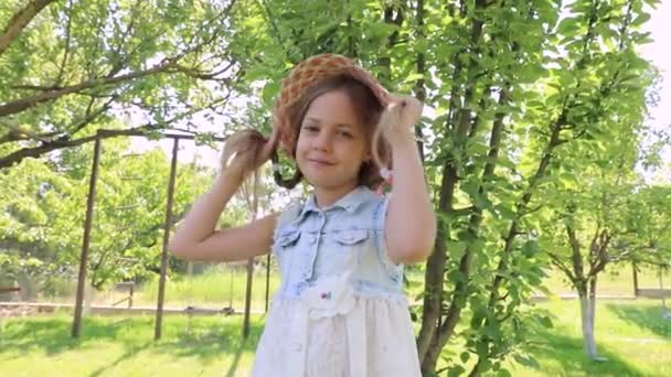 Vacker Flicka Sommarträdgård Barnsemester Söt Liten Flicka Grön Trädgård Barnets — Stockvideo