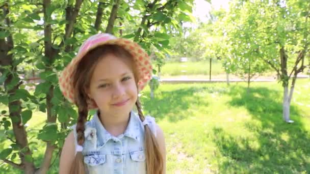 정원의 아름다운 아이들의 정원에 귀여운 어린이의 초상화 — 비디오
