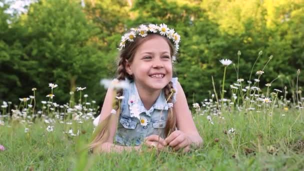 Portrait Cute Little Girl Camomile Wreath Her Head Wild Flowers — Stock Video