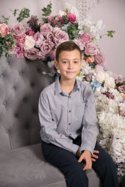 Anneme bir hediye. Sevimli çocuk. 8 Mart, Uluslararası Kadınlar Günü, Anneler Günü