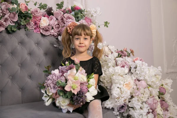 Liten Flicka Håller Ett Gäng Färgglada Blommor Händerna Mot Bakgrund — Stockfoto