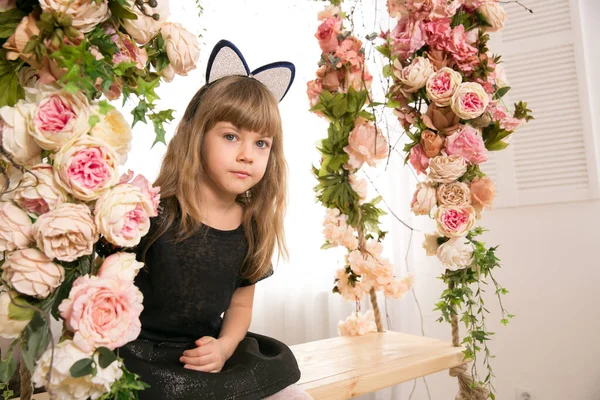 Liten Flicka Gungor Dekorerade Med Blommor Bakgrunden Huset Och Leende — Stockfoto