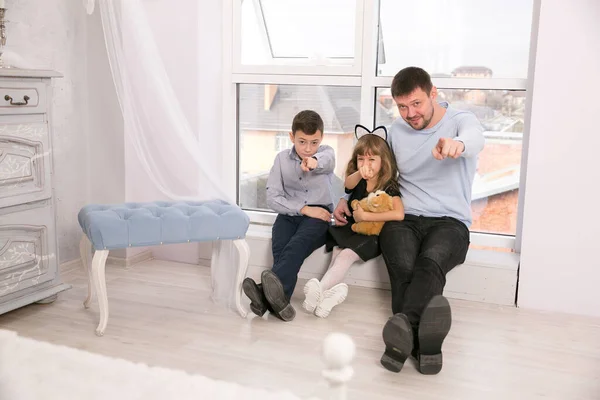 Padre Con Hijos Mirando Señalando Con Los Dedos Cámara — Foto de Stock