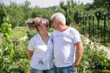 Yazın açık havada orta yaşlı bir çift.