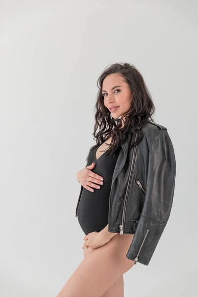 Hermosa Mujer Embarazada Con Traje Negro Sobre Fondo Gris Blanco —  Fotos de Stock