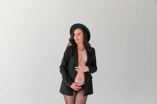 Sexy Mode Mooie Zwangere Vrouw Een Hoed Geïsoleerd Grijs Witte — Stockfoto