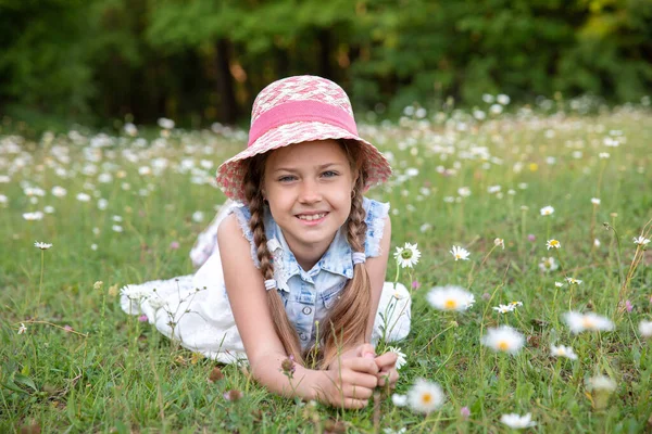 Liten Söt Flicka Hatt Och Prästkragar — Stockfoto