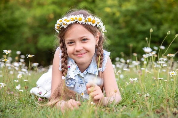 Маленька Мила Дівчинка Лежить Траві Маленька Дівчинка Ромашки Дикі Квіти — стокове фото
