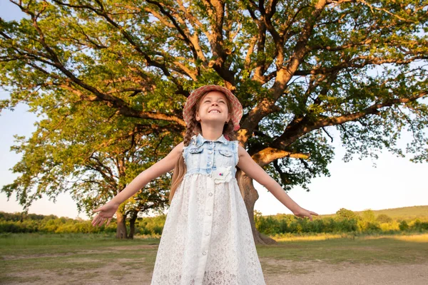 Ett Barn Och Ett Stort Träd Skogen Gammal Och Liten — Stockfoto