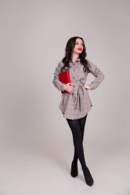 Tecrit edilmiş genç iş kadını onayı. beyaz, gri arkaplan