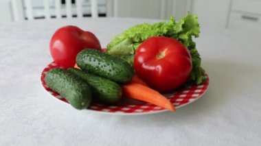 Masadaki renkli doğal sebzeler yemek hazırlamaya hazır..