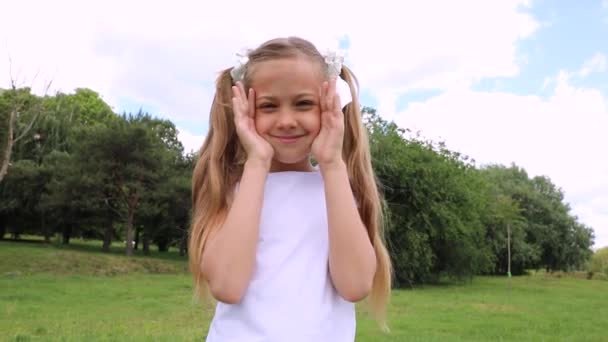 Kijk eens goed. klein meisje bedekt haar ogen gezicht met haar handen verstoppertje levensstijl wachtend op een verrassing. kindertijd concept spel hy - spion — Stockvideo