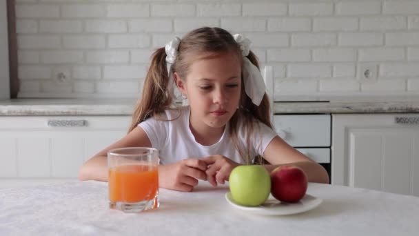 Dieta infantil y saludable. un vaso de jugo y manzanas sobre la mesa — Vídeos de Stock