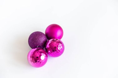 Mutlu noeller. Noel ağacı mücevherleri. boş arkaplanda mor toplar