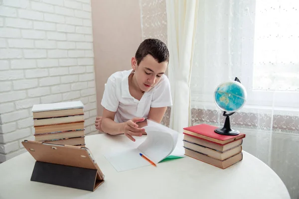 Garçon Écolier Adolescent Fait Ses Devoirs Manuels Cahiers Sur Table — Photo