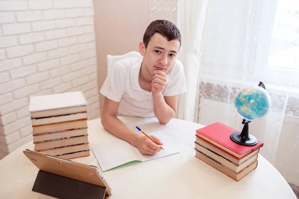 Rapaz Adolescente Faz Trabalhos Casa Livros Didáticos Cadernos Mesa — Fotografia de Stock