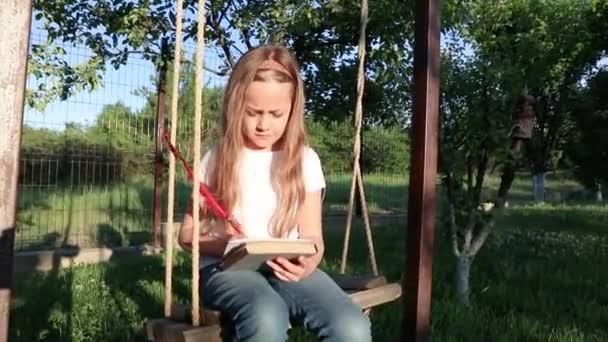 Niña Pensando Escribiendo Columpio Del Nido Niño Escribe Una Carta — Vídeo de stock