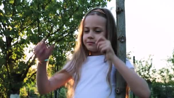 Mała Słodka Dziewczyna Przytula Drzewo Latem Zachód Słońca Miłość Dzieciństwo — Wideo stockowe