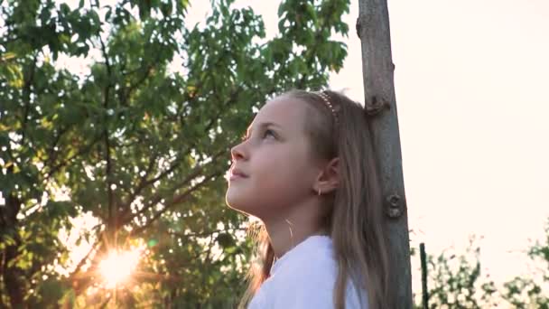 Mała Słodka Dziewczyna Patrzy Niebo Oddali Zachód Słońca Latem Park — Wideo stockowe