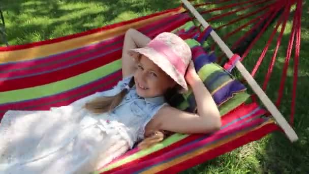 Маленькая Девочка Лежит Гамаке Улице Парке Маленькая Милая Девочка Шляпе — стоковое видео