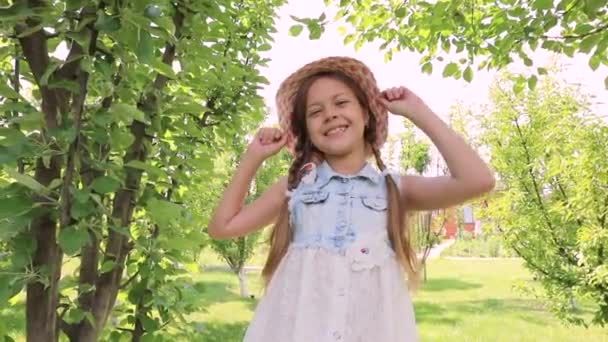 夏のドレスのかわいい女の子 藁帽子 — ストック動画