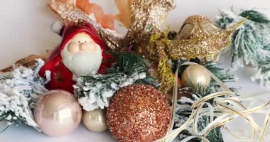 Karların altındaki bir Noel ağacında Noel oyuncakları. Yılbaşı oyuncakları Noel ağacında