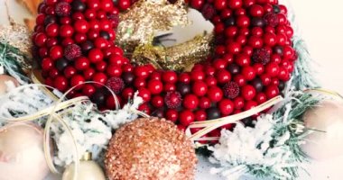 Tatil çelengi, ağaç, Noel, yeni yıl. Kırmızı çilek çelengi