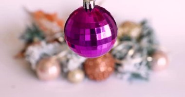 Noel ve Yeni Yıl Festivali dekorasyonu, mor balo. Boşluğu kopyala.