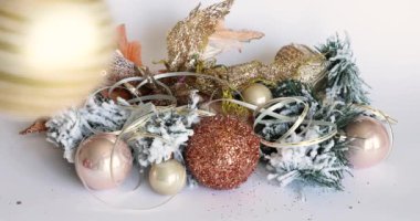 Altın rengi Noel mücevherleri. Yılbaşı oyuncakları Noel ağacında