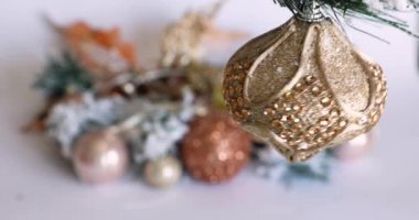 Noel zamanı. Yılbaşı mücevherleri. Noel ağacı topları. Altın rengi. Boşluğu Kopyala