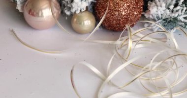 Hediyeler için paket bandı. Hediyeler için kurdele. Hediye paketi kurdelesi. Noel zamanı. Yeni yılın mücevherleri..