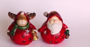 Noel zamanı. Yılbaşı mücevherleri. Altın ve kırmızı. Noel geyiği ve Noel Baba oyuncakları