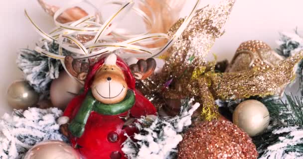 新年的鹿儿房间里的圣诞树用的新年鹿玩具 — 图库视频影像