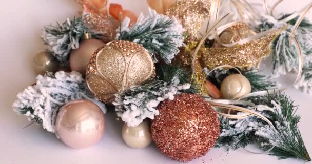 Kerst Sieraden Van Gouden Kleur Nieuwjaarsspeelgoed Een Kerstboom — Stockvideo