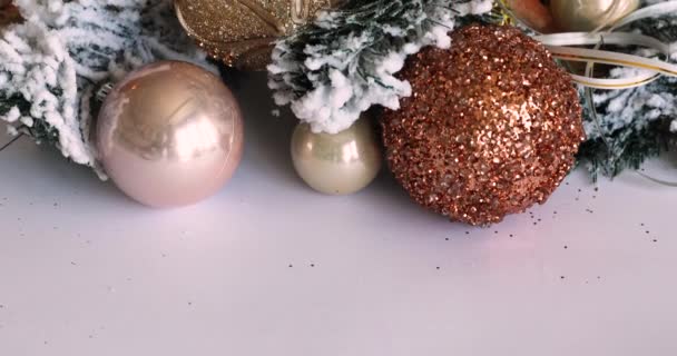 Nieuwjaarsachtergrond Kerstversiering Een Gouden Kerstboom Nieuwjaarsballen Voor Speelgoed — Stockvideo