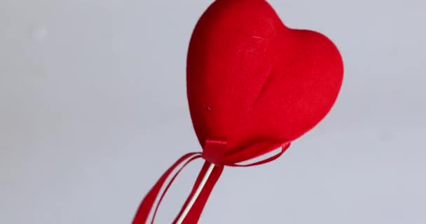 Osamělé Červené Srdce Klacku Bílém Pozadí Valentýn — Stock video