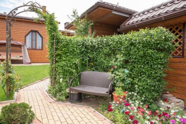 Güzel bahçe. Yeşil bahçede bir bank.