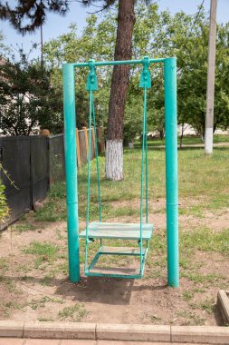 Çocuklar için paslı bir salıncak. Demir eski salıncak. Rusya