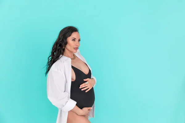 青の背景に青の素材を持つ若い妊婦のグラマーとスタイル スペースのコピー — ストック写真