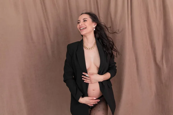 Brzuch Ciąży Kobieta Ciąży Nagim Ciele Beżowym Tle — Zdjęcie stockowe