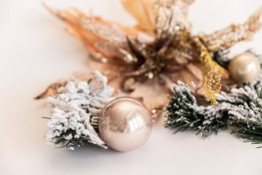 Altın Noel ağacı Beyaz bir yılbaşı oyuncağında