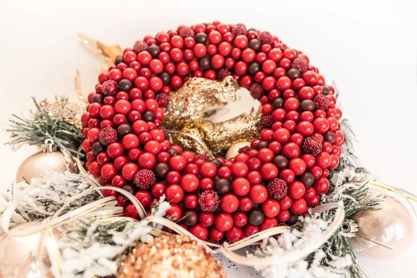 Une Couronne Noël Couronne Rouge Cercle Baies Espace Copie — Photo