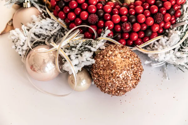 Julkrans Vit Bakgrund Röd Krans Cirkel Bär Kopiera Utrymme — Stockfoto