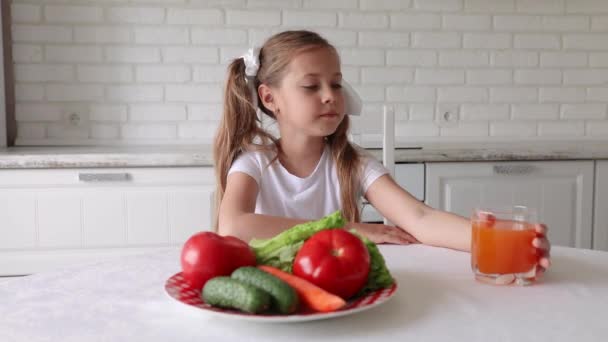 Dziecko pije sok witaminowy. Dziewczynka lubi jeść warzywa. koncepcja zdrowego odżywiania. — Wideo stockowe