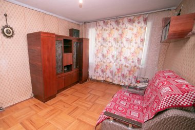 Eski daire. Rusya apartmanı. Moskova. Ucuz konut. Büyükannemin yaşadığı daire. Kötü onarımlarla dolu bir oda.